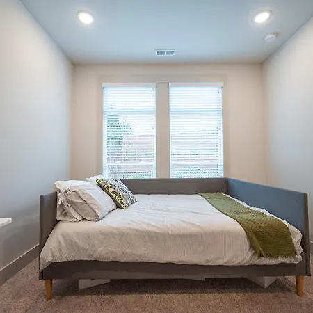 Townhouse . Rooftop . Cloud Couch . 85 Inch Tv . 2 Miles From Uptown Charlotte
